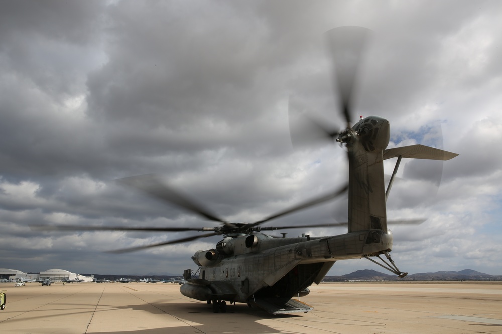 HMH-361 practices heavy lifts with CH-53 Super Stallion