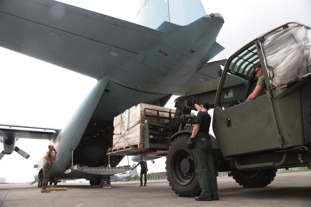 Dvids - Images - Jasdf Provides Aid During Operation Damayan [image 1 Of 7]