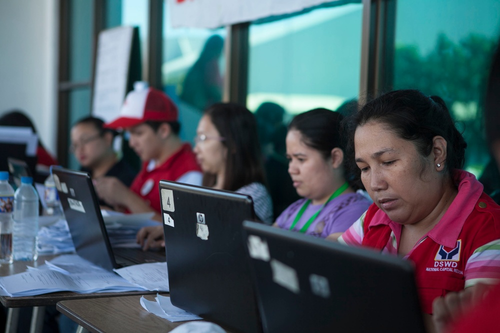 More than 500 Filipino volunteers provide aid after Typhoon Haiyan