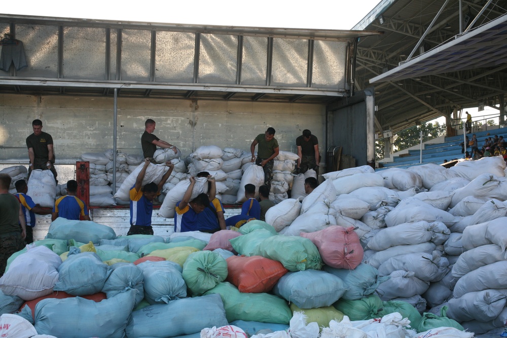 Philippine, US servicemembers work together, distribute relief supplies