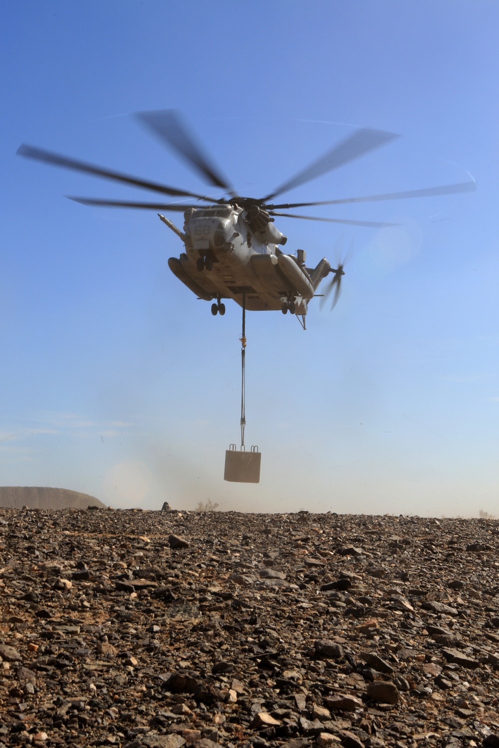 HMH-466 and CLR-17 Conduct A 20,000 Pound Lift