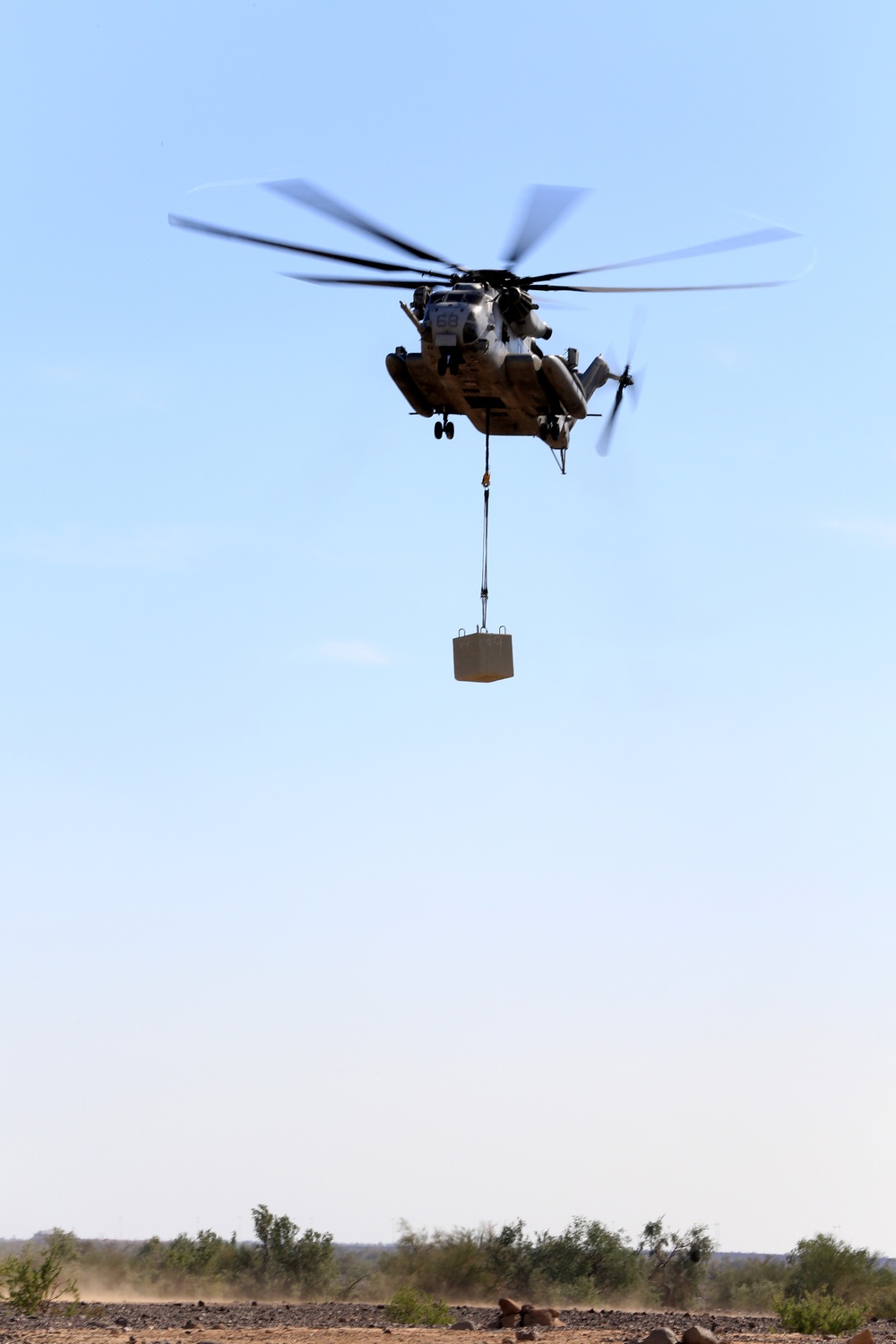 DVIDS - Images - HMH-466 and CLR-17 Conduct A 20,000 Pound Lift [Image ...