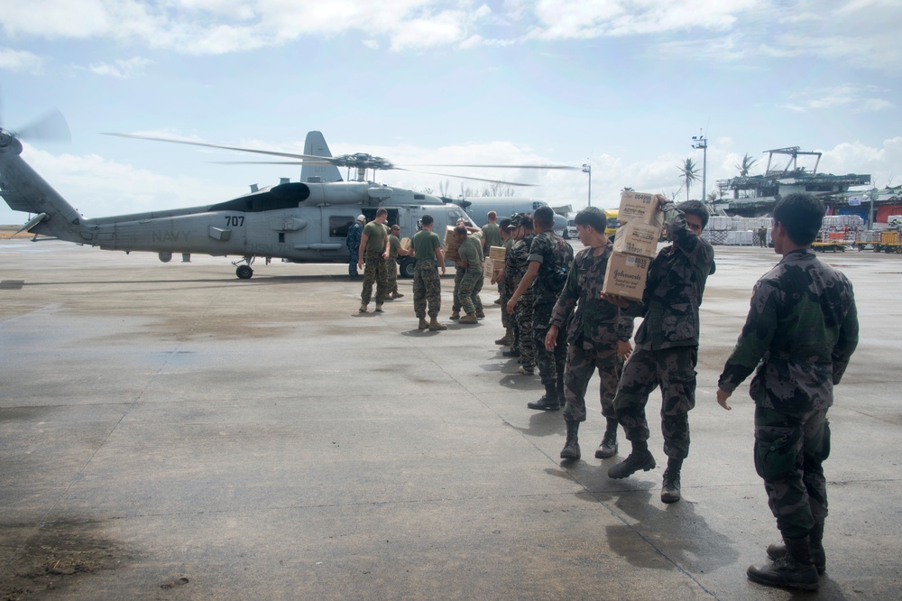 DVIDS - Images - Operation Damayan, Typhoon Haiyan/Yolanda [Image 9 of 12]