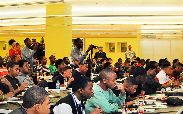 Soldiers partner with Steve Harvey to mentor Chicago teens