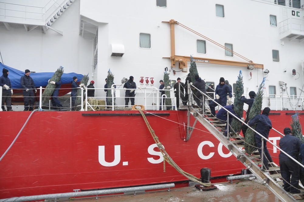 Coast Guard crew loads 'Christmas Ship' for transit to Chicago