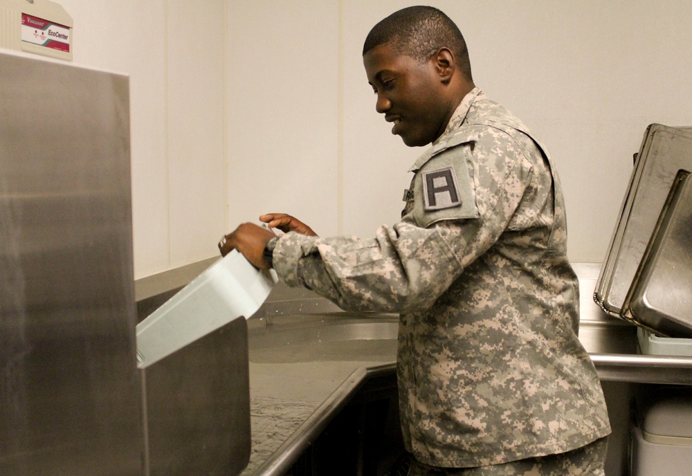 5th AR Bde. serves Thanksgiving lunch to students, parents