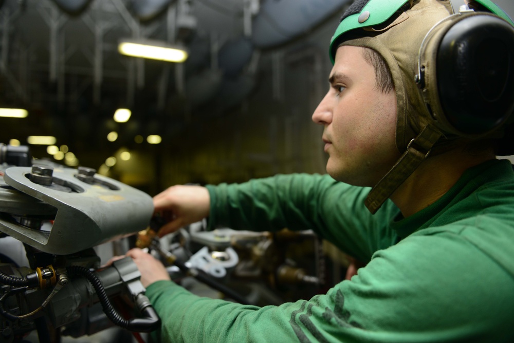 MH-60R Sea Hawk maintenance