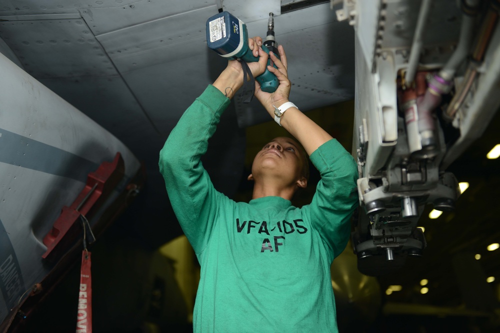 F/A-18E Super Hornet maintenance