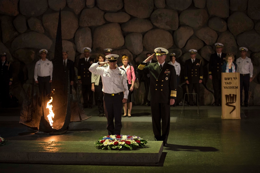 CNO presents memorial wreath at Holocaust museum