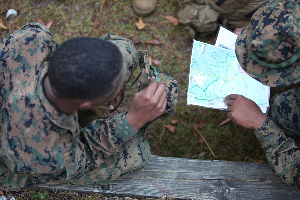 SOI-E Marines perform in a squad competition