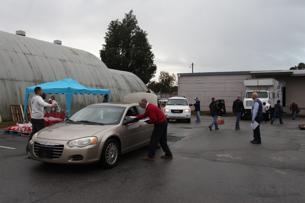 Marines volunteer, spread holiday cheer