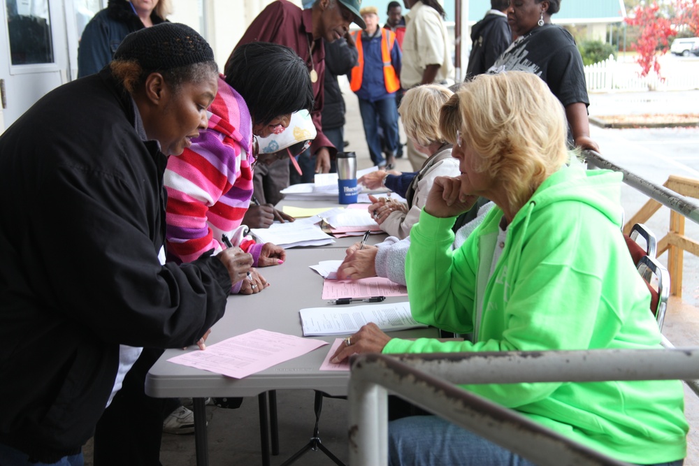 Marines volunteer, spread holiday cheer
