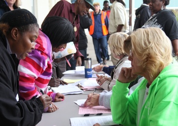 Marines volunteer, spread holiday cheer