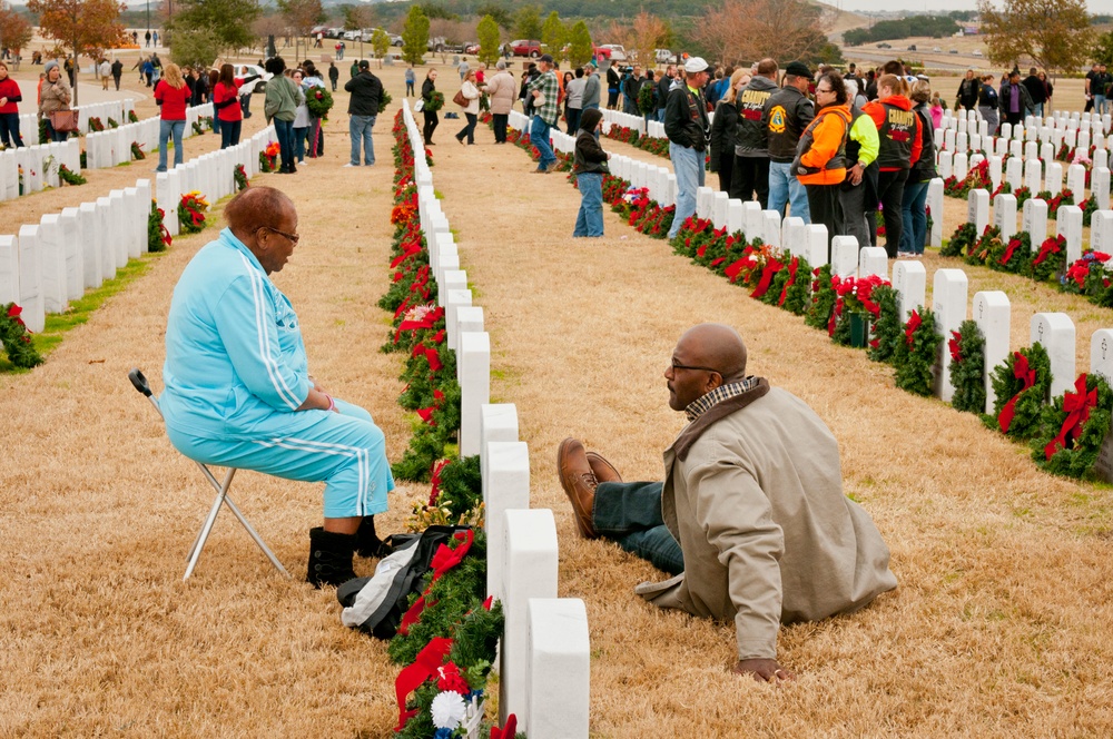 Family of fallen hero places Christmas wreath at his grave