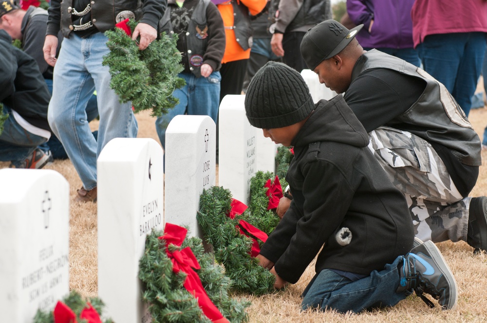 Over 1,000 volunteers place Christmas wreaths for fallen warriors