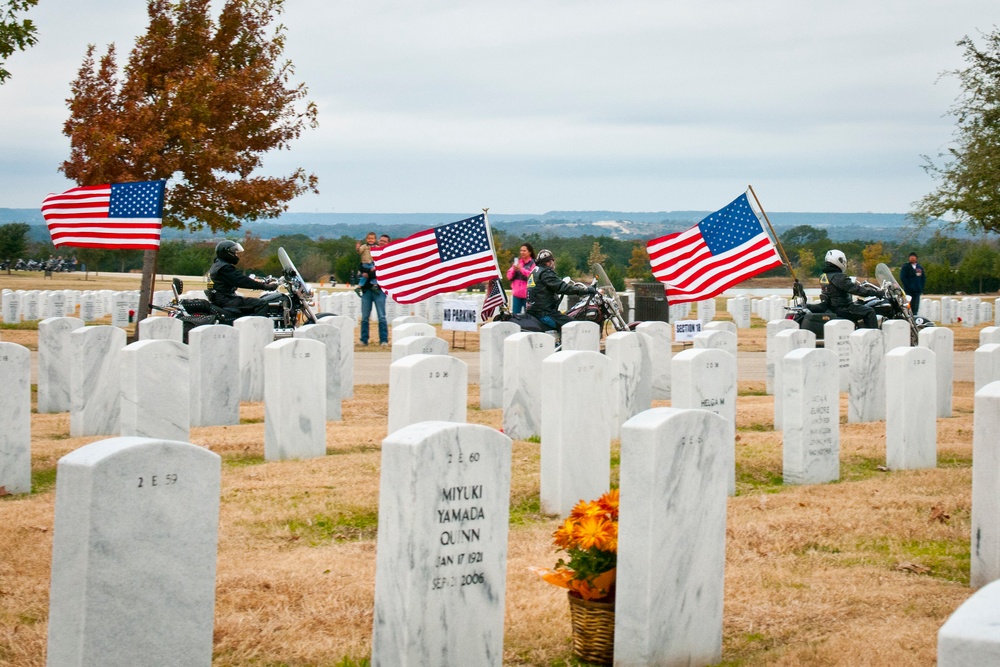 Patriot Guard Riders escort Christmas wreaths to veterans cemetery