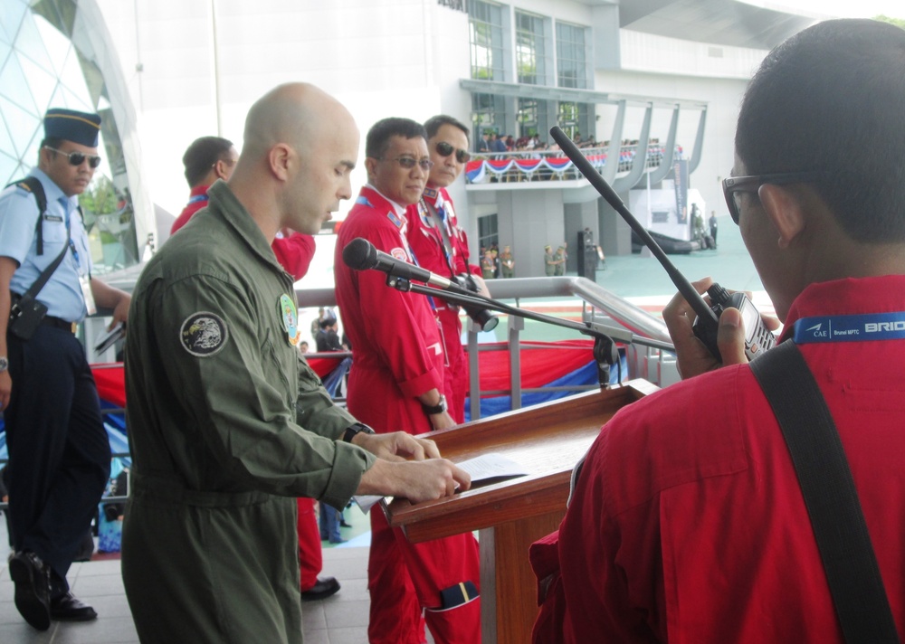 Sultan of Brunei views U.S. Marine capabilities at BRIDEX13