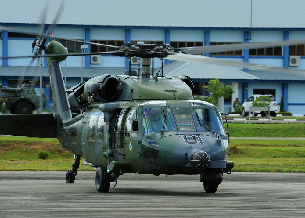 Sultan of Brunei visits BRIDEX 2013 Static Display