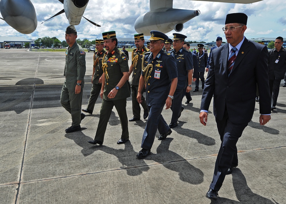 Sultan of Brunei visits BRIDEX 2013 Static Display