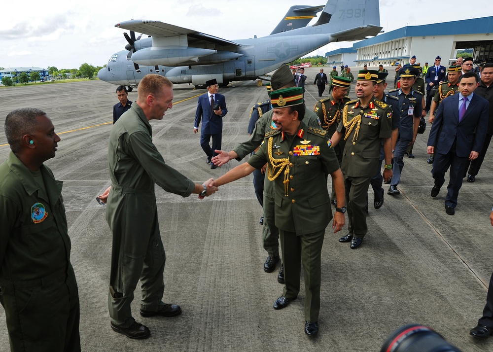 Sultan of Brunei visits BRIDEX 2013 Static Display