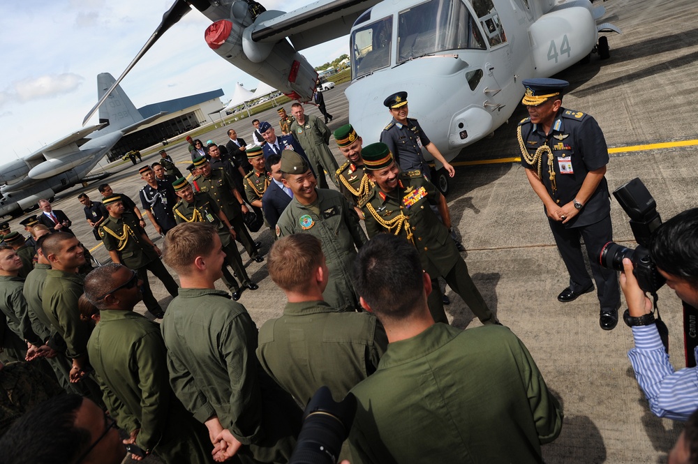 Sultan of Brunei visits BRIDEX 2013 Static Display