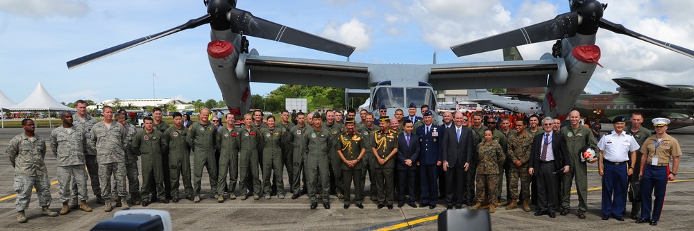 Sultan of Brunei visits BRIDEX 2013 Static Display