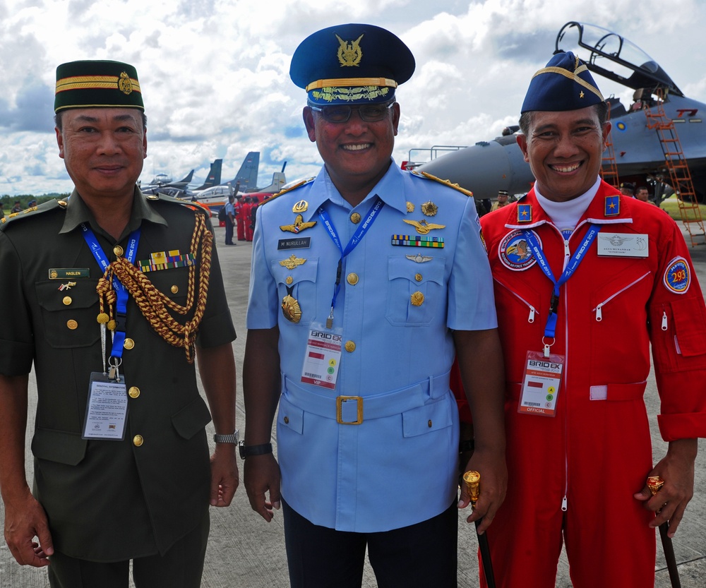 Sultan of Brunei visits BRIDEX 2013 Static Display