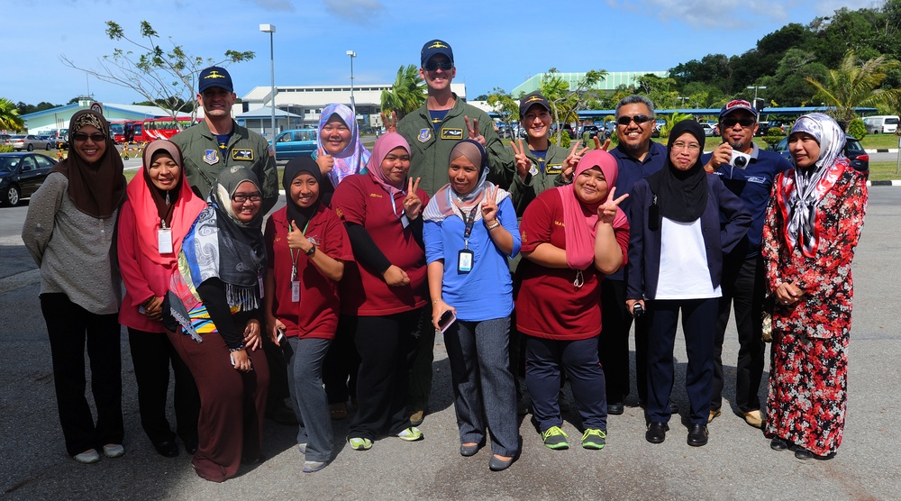 Sultan of Brunei visits BRIDEX 2013 Static Display