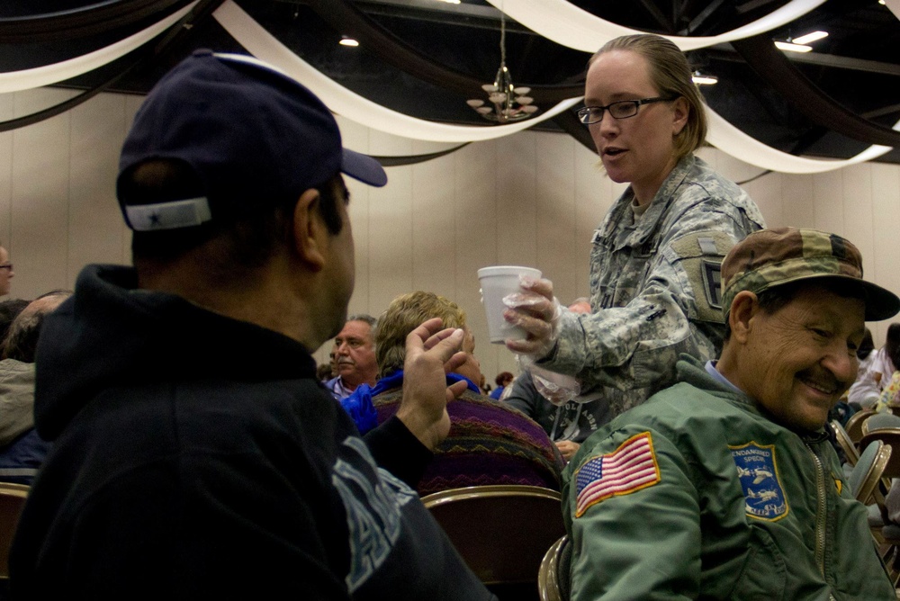 Fort Bliss soldiers, El Paso community help feed homeless families on Thanksgiving