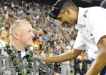 Soldiers, spouses honored at Hawaii vs. West Point football game