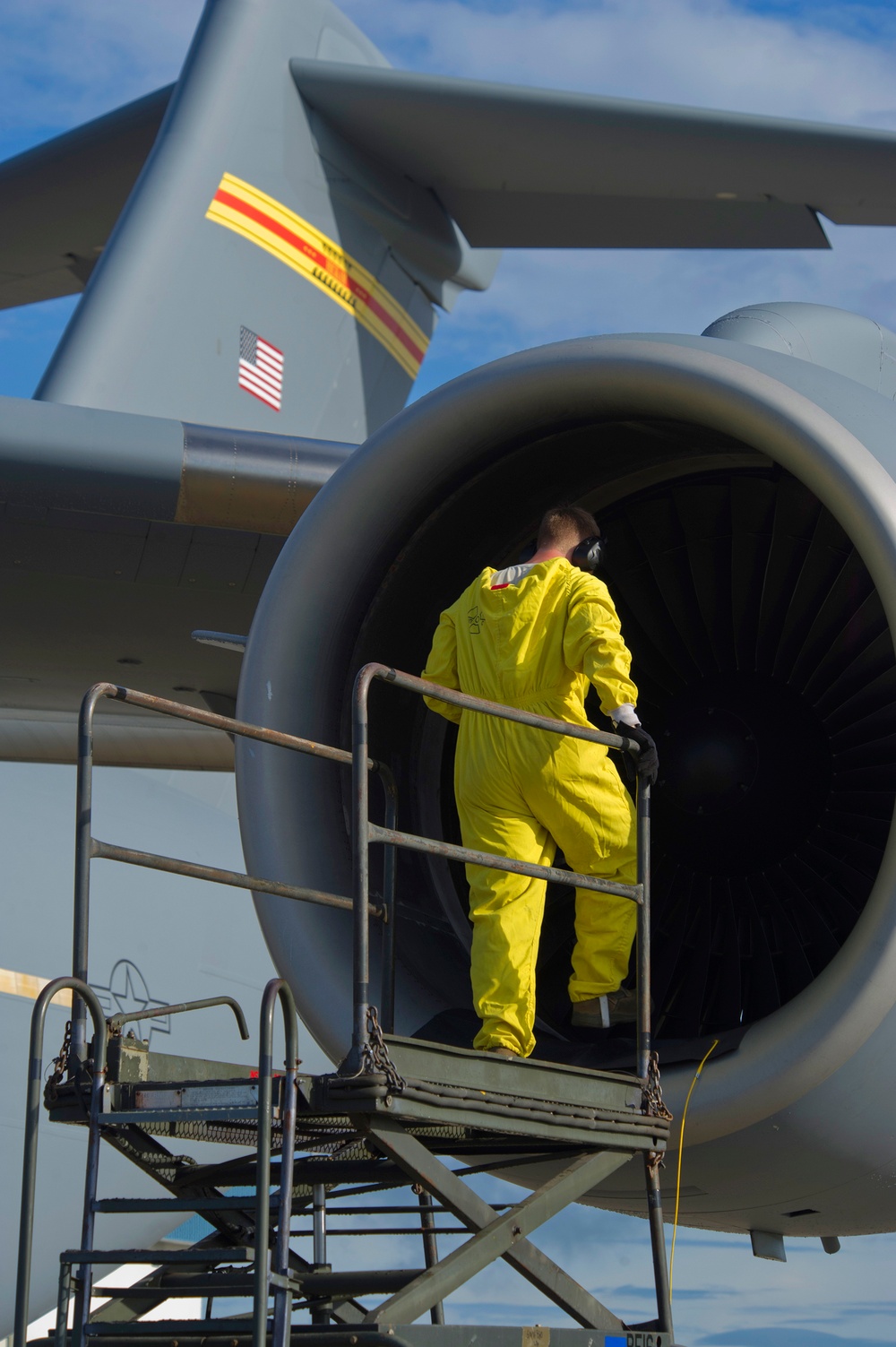 Members of the royal family visit US aircraft and service members at BRIDEX 2013