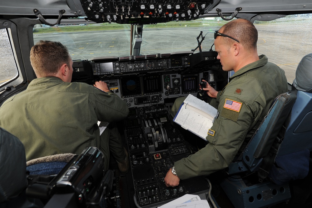 Members of the royal family visit US aircraft and service members at BRIDEX 2013