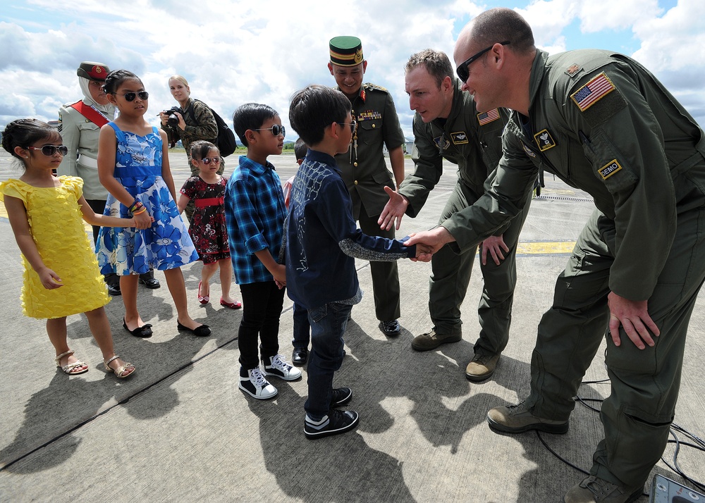 Members of the royal family visit US aircraft and service members at BRIDEX 2013