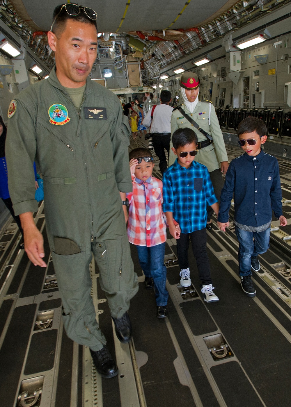Members of the royal family visit US aircraft and service members at BRIDEX 2013
