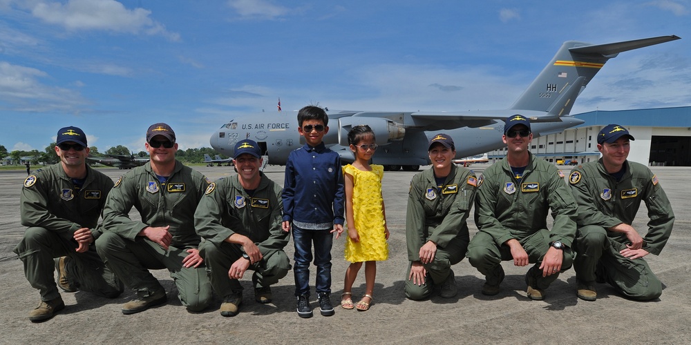 Members of the royal family visit US aircraft and service members at BRIDEX 2013
