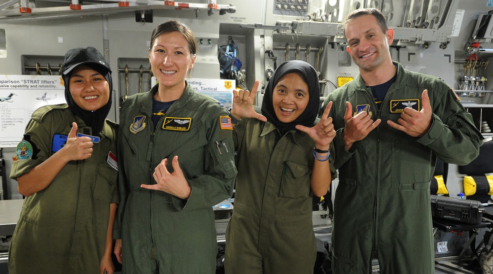 Members of the royal family visit US aircraft and service members at BRIDEX 2013
