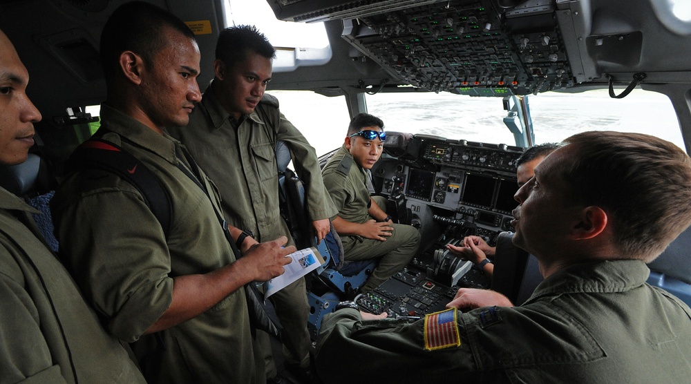 Members of the royal family visit US aircraft and service members at BRIDEX 2013