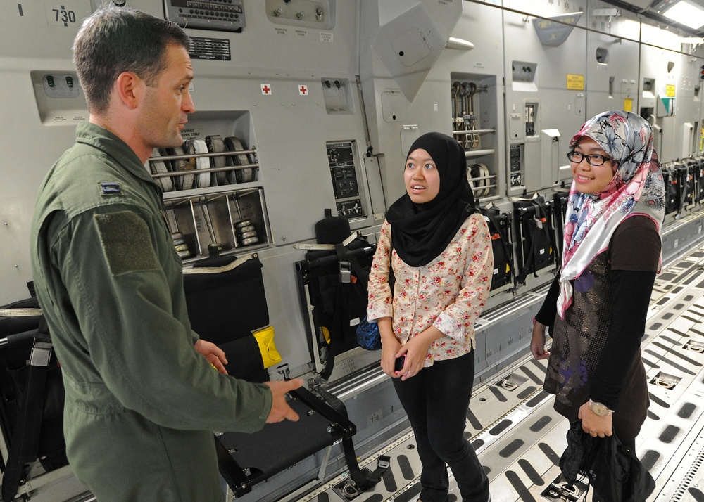 Members of the royal family visit US aircraft and service members at BRIDEX 2013