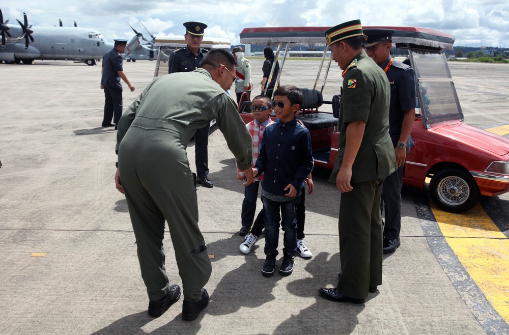 Brunei Princess, Prince view US aircraft during BRIDEX 13