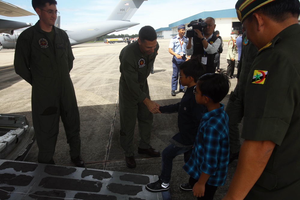Brunei Princess, Prince view US aircraft during BRIDEX 13