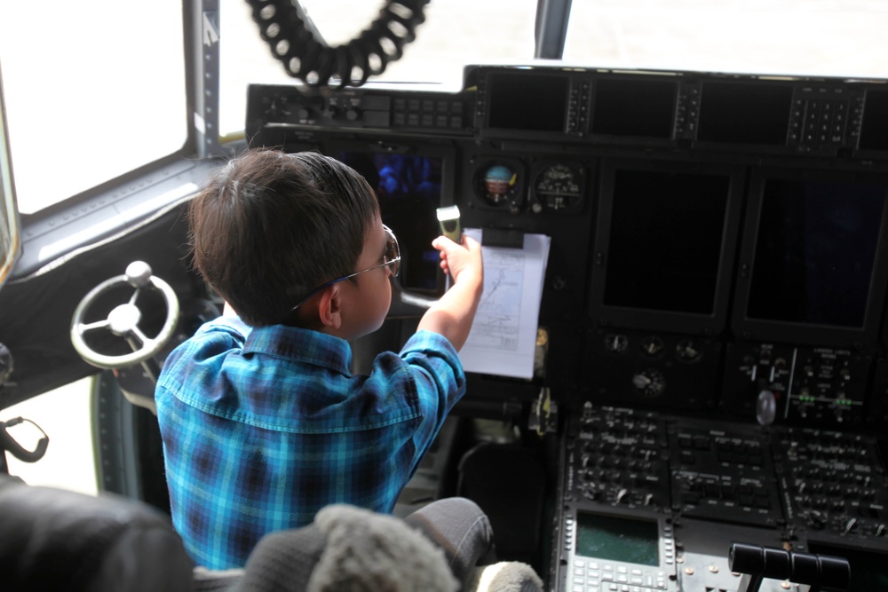 Brunei Princess, Prince view US aircraft during BRIDEX 13