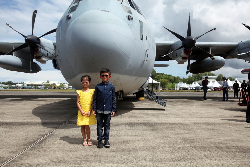 Brunei Princess, Prince view US aircraft during BRIDEX 13