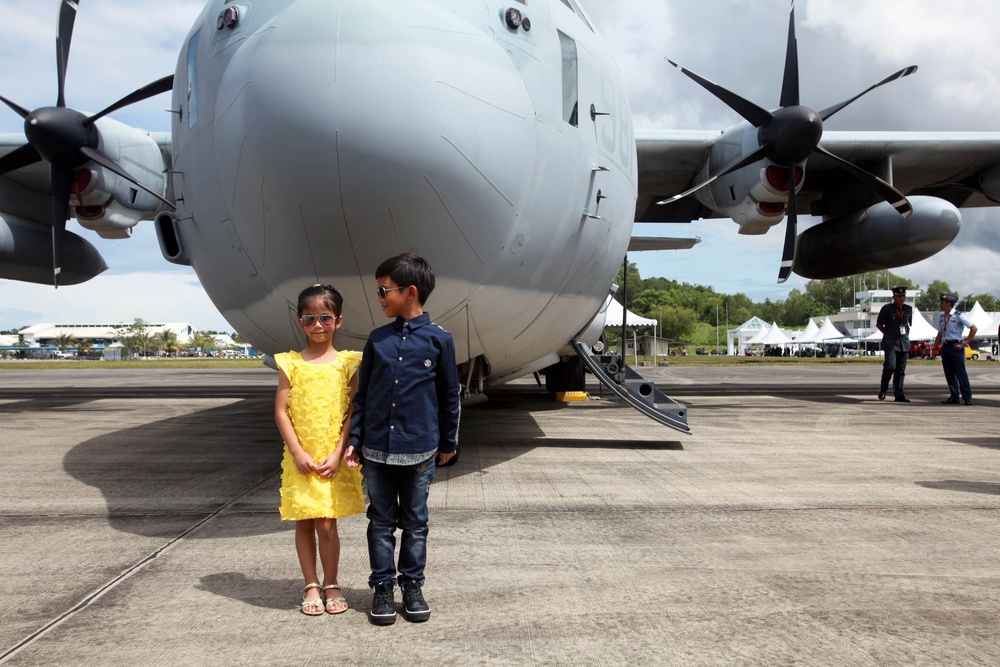 Brunei Princess, Prince view US aircraft during BRIDEX 13