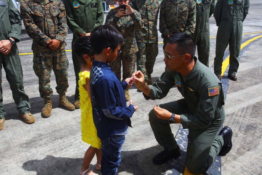 Brunei Princess, Prince view US aircraft during BRIDEX 13