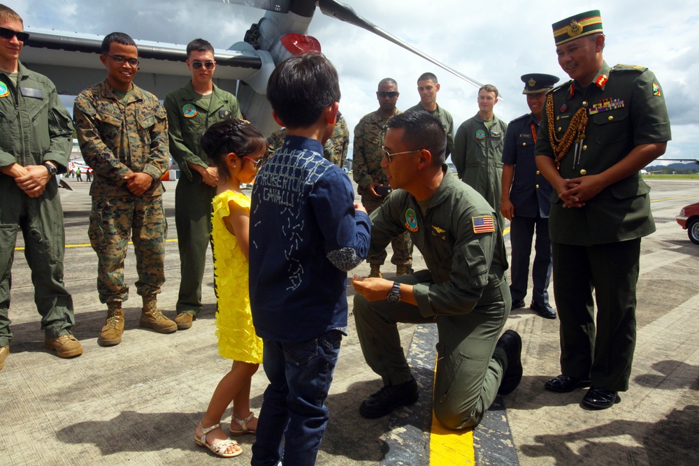 Brunei Princess, Prince view US aircraft during BRIDEX 13