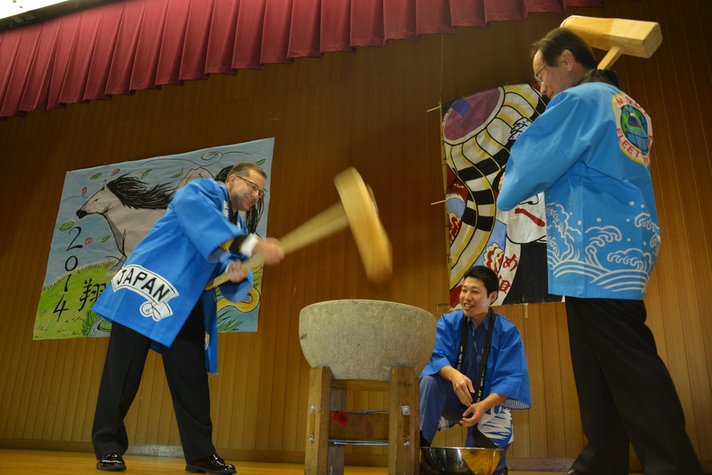 Mochi pounding ceremony