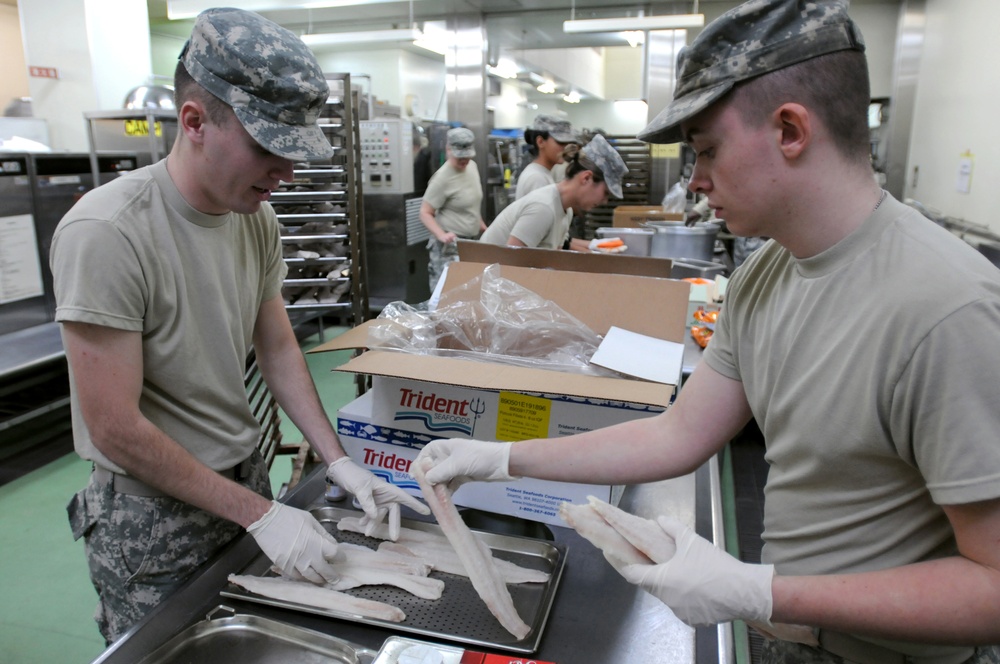 Army Reservists team up to feed service members at Yama Sakura