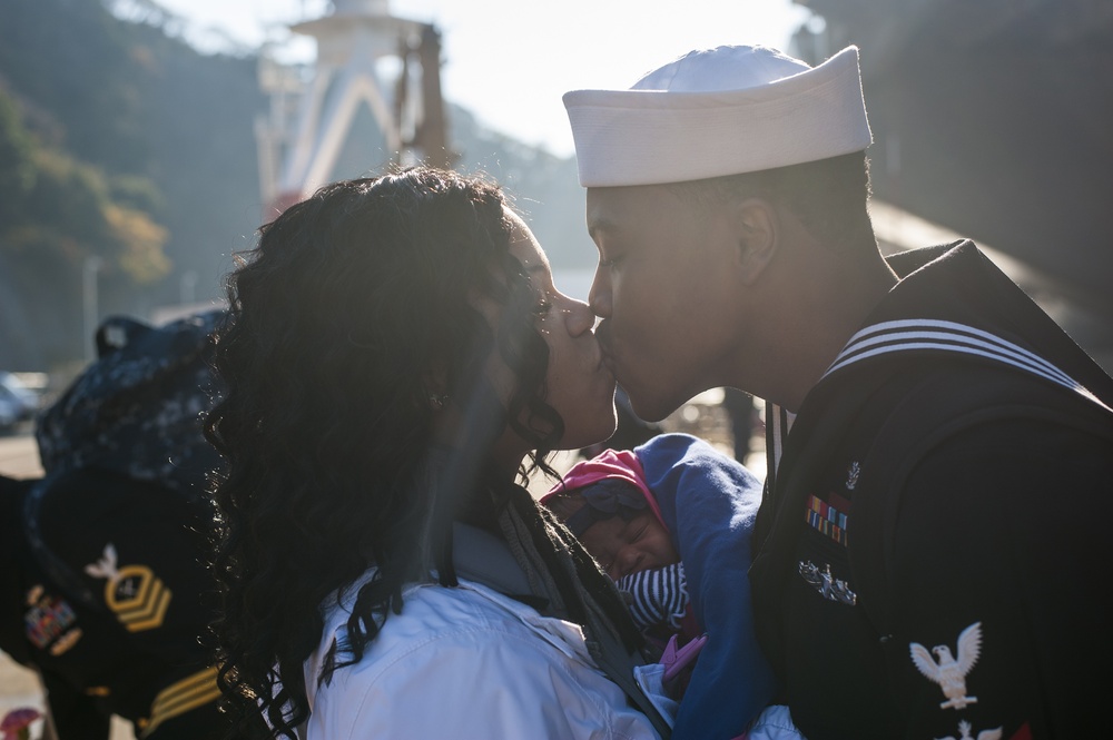 USS George Washington arrives