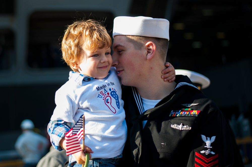 USS George Washington arrives