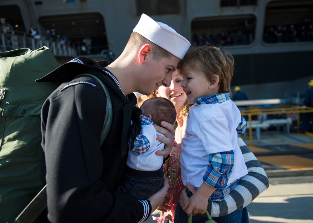 USS George Washington arrives